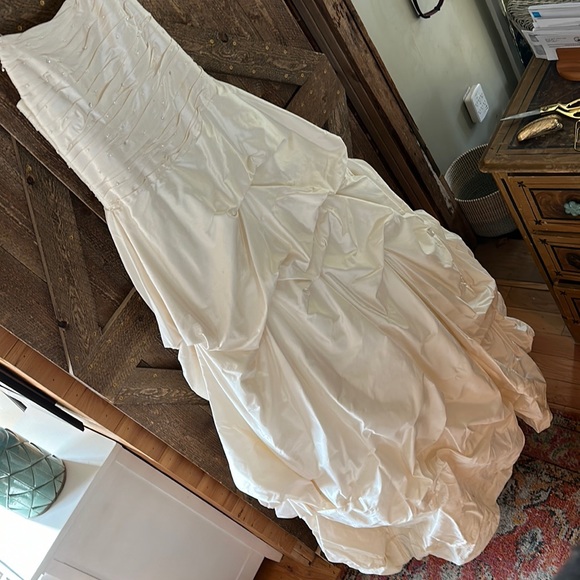 Paloma Blanca Dupioni silk wedding gown - Picture 3 of 17